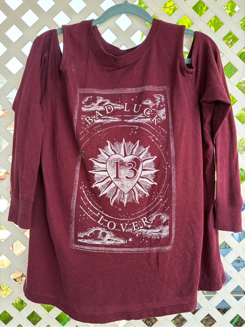 Womens Cold-Shoulder Graphic Top in Burgundy